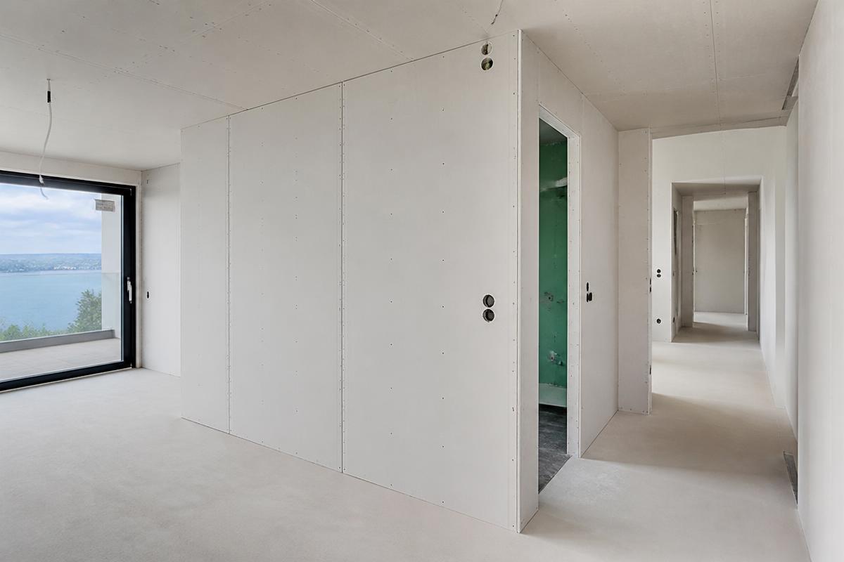 Neu aufgebaute Trockenbauwand mit Gipskartonplatten in einem renovierten Raum am Bodensee